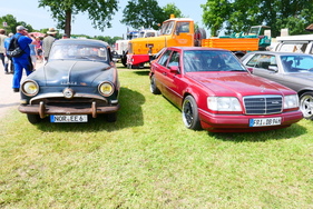 Simca Aronde 9 aus den frühen 50er Jahren und ein später Mercedes-Benz W 124 – Bockhorner Oldtimermarkt 2025