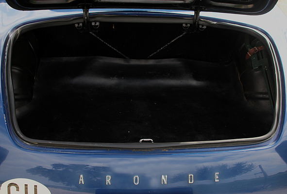 Simca Aronde Plein Ciel (1960) - Blick in den genügend geräumigen Kofferraum