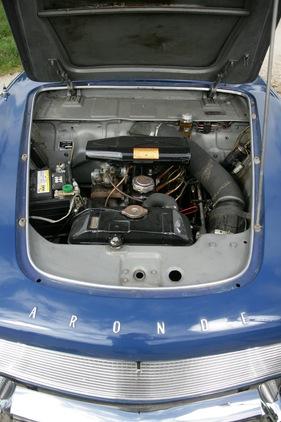 Simca Aronde Plein Ciel (1960) - Gute Zugänglichkeit ist gewährleistet, Haube kann von aussen entriegelt werden