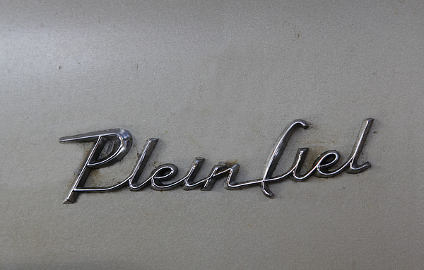 Simca Aronde Plein Ciel (1960) - Plein-Ciel-Schriftzug mit Patina im Innern des Fahrzeugs