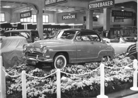 Simca Aronde Surbaissee 55 (1955) - auf dem attraktiven Stand werden die Ergebnisse der "Genevière"-Prüfungsfahrt gefeiert - Genfer Automobilsalon 1955