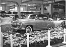 Simca Aronde Surbaissee 55 (1955) - auf dem attraktiven Stand werden die Ergebnisse der "Genevière"-Prüfungsfahrt gefeiert - Genfer Automobilsalon 1955