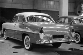 Simca Régence (1956) - mit eindeutigen US-Tendenzen in der Linienführung - Genfer Autosalon 1956