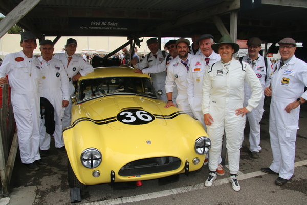 Simona de Silvestro mit Schweizer Fangruppe und der Cobra - Goodwood Revival 2024