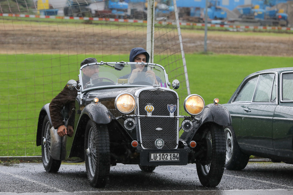 Bild: Singer Nine Le Mans (1935) - es gibt kein falsches Wetter, nur die falsche Kleidung - am 48. FNA-Treffen in Triengen 2022