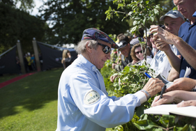 Sir Jackie Stewart gibt Autogramme - Goodwood Festival of Speed 2015