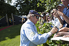 Sir Jackie Stewart gibt Autogramme - Goodwood Festival of Speed 2015