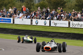 Sir Jackie Stewart im BRM P261 und Dario Franchitti im Lotus 25 auf einer Demorunde - Impressionen vom Goodwood Revival 2015