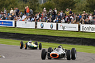 Sir Jackie Stewart im BRM P261 und Dario Franchitti im Lotus 25 auf einer Demorunde - Impressionen vom Goodwood Revival 2015