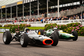 Sir Jackie Stewart im  BRM P261 und Dario Franchitti im Lotus 25 bei einer Demofahrt - Impressionen vom Goodwood Revival 2015