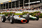 Sir Jackie Stewart im  BRM P261 und Dario Franchitti im Lotus 25 bei einer Demofahrt - Impressionen vom Goodwood Revival 2015