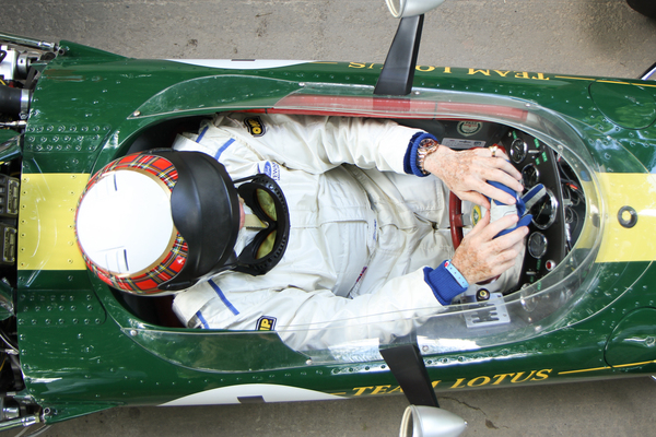 Bild Sir Jackie Stewart im Cockpit des Lotus Monoposto - Goodwood Festival of Speed 2016