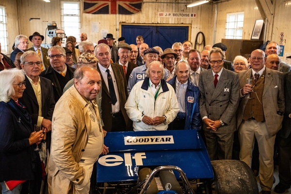 Sir Jackie Stewart (links) und The Duke of Richmond (rechts) bei der Eröffnung des "Tyrrell Shed" - Goodwood Revival 2024