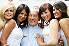 Bild: Sir Stirling Moss an der Silverstone Classic zwischen Ruhm und Grid Girls
