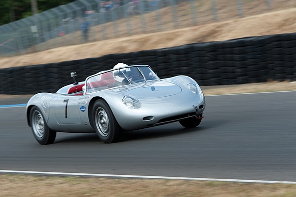 Sir Stirling Moss im Porsche 718 RS61 an Le Mans Legend 2011