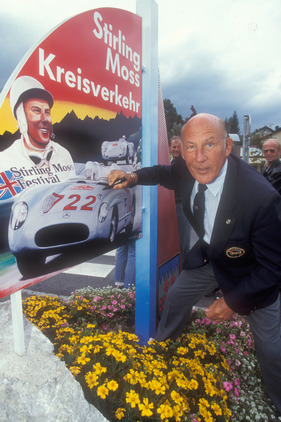 Sir Stirling Moss signiert seinen Kreisverkehr. Ein Geschenk zum 70. Geburtstag der Gemeinde Gröbming!