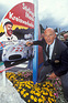 Sir Stirling Moss signiert seinen Kreisverkehr. Ein Geschenk zum 70. Geburtstag der Gemeinde Gröbming!