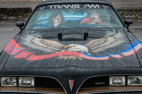 Sitzen da etwa Burt Reynolds und Sally Field im Pontiac Firebird? - American Live 2015 Sitzen da etwa Burt Reynolds und Sally Field im Pontiac Firebird? - American Live 2015