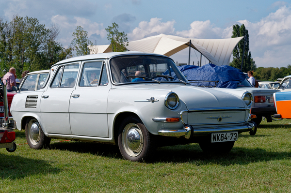 Skoda 1000 MB (1964) , recht begehrtes Fahrzeug in der DDR, hier mit zeitgenössischen Kennzeichen. Mancher fuhr ganzjärig mit einen Sack Zement im vorderen Kofferraum, um die Seitenwindanfällikeit zu reduzieren – OMMMA 2023