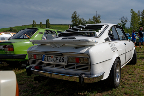 Skoda 110 R (1975) mit Riesenflügel und Schuppenblende über der Heckscheibe. Räder, Auspuff – passt alles – OMMMA 2023