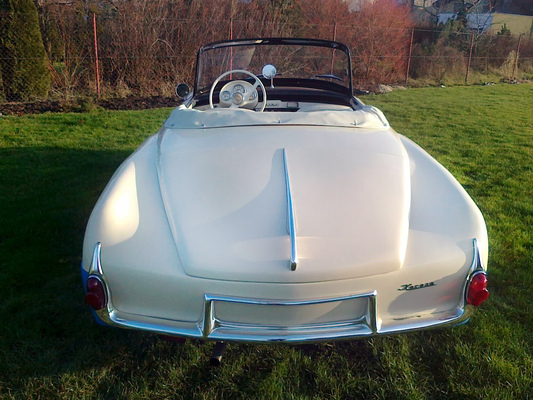 Skoda 440 Spartak Polytex Roadster (1955) - Heckansicht mit geöffnetem Verdeck