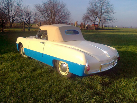 Skoda 440 Spartak Polytex Roadster (1955) - Heckansicht mit geschlossenem Dach
