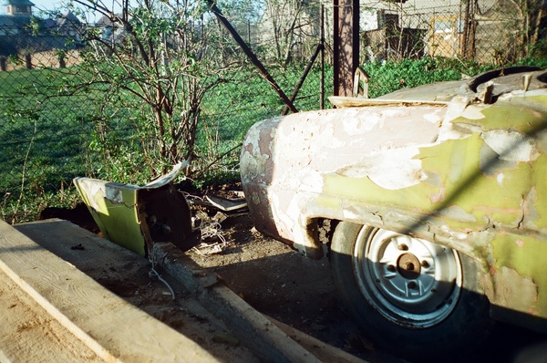 Skoda 440 Spartak Polytex Roadster (1955) - das Wrack - die Heckflossen konnten abgelöst werden