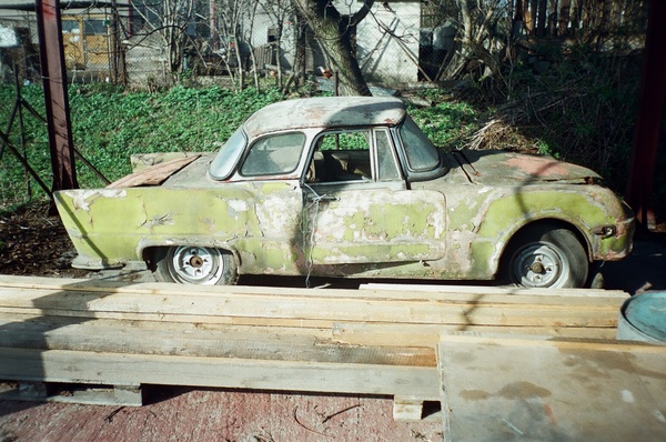 Skoda 440 Spartak Polytex Roadster (1955) - das Wrack - gut sichtbar sind die später angepassten Heckflossen