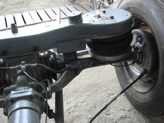 Skoda 440 Spartak Polytex Roadster (1955) - die restaurierte Hinterradaufhängung mit der hydropneumatischem Federung