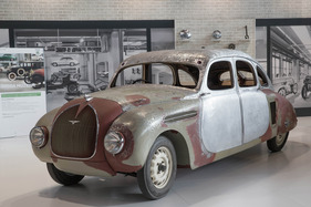 Bild Skoda 935 (1935) - Heckmotor-Limousine mit grossen Ähnlichkeiten zum Tatra - an der Rétromobile Paris 2014