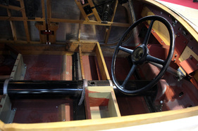 Skoda 935 (1935) - unvollständiges Interieur, am Boden sieht man das Zentralrohr, durch das auch die Kühlleitungen für den wassergekühlten Motor geführt wurden - Rétromobile Paris 2014