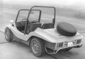 Skoda Buggy Typ 736 (1973) - Dank des minimalistischen Interieurs ließ sich der Buggy nach hartem Einsatz einfach pflegen und reinigen. Der Einstieg in das türlose Fahrzeug erfolgte über die erhöhten und versteiften Seitenschweller. Ein aufgesetztes Textildach und Seitenteile mit transparenten Fenstern schützten die Insassen bei Regen. Skoda Buggy Typ 736 (1973) - Dank des minimalistischen Interieurs ließ sich der Buggy nach hartem Einsatz einfach pflegen und reinigen. Der Einstieg in das türlose Fahrzeug erfolgte über die erhöhten und versteiften Seitenschweller. Ein aufgesetztes Textildach und Seitenteile mit transparenten Fenstern schützten die Insassen bei Regen.
