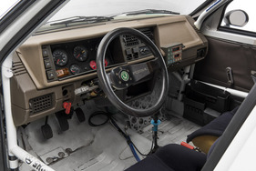 Škoda Favorit 136 L/A (1989) – Die Schalttafel blieb unverändert, Anzeigen und Schalter wurden jedoch angepasst und so platziert, dass sie bei Bedarf auch vom Beifahrer bedient werden konnten.