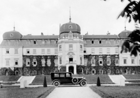 Škoda Hispano-Suiza (1926) - Das Bild der Limousine vor dem mittelböhmischen Schloss Lány wurde auch im damaligen Werbeprospekt abgedruckt. Škoda Hispano-Suiza (1926) - Das Bild der Limousine vor dem mittelböhmischen Schloss Lány wurde auch im damaligen Werbeprospekt abgedruckt.