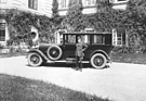 Škoda Hispano-Suiza (1926) - Der erste Staatspräsident der Tschechoslowakei, Tomáš Garrigue Masaryk, posierte mit dem Fahrzeug später vor seiner Sommerresidenz Schloss Lány.