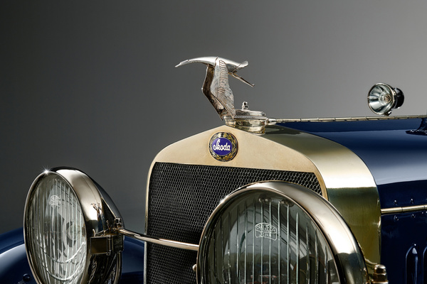 Bild: Škoda Hispano-Suiza 25/100 PS (1928) – Über Škoda-Plakette thront der Kranich von Hispano-Suiza