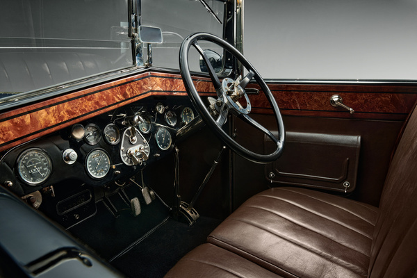 Image: Škoda Hispano-Suiza 25/100 hp (1928) - richly instrumented cockpit