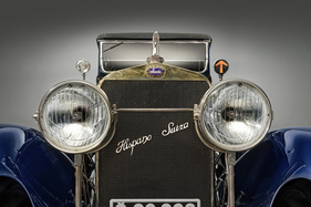 Škoda Hispano-Suiza 25/100 PS (1928) – riesige Lampen, ein kleiner Suchscheinwerfer und ein Fahrtrichtungsanzeiger mit Pfeil Škoda Hispano-Suiza 25/100 PS (1928) – riesige Lampen, ein kleiner Suchscheinwerfer und ein Fahrtrichtungsanzeiger mit Pfeil