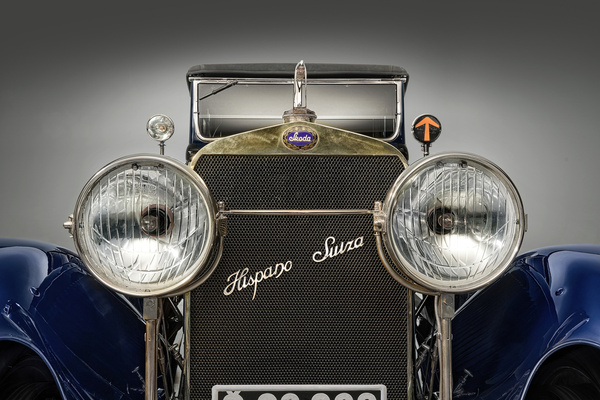 Škoda Hispano-Suiza 25/100 PS (1928) – riesige Lampen, ein kleiner Suchscheinwerfer und ein Fahrtrichtungsanzeiger mit Pfeil