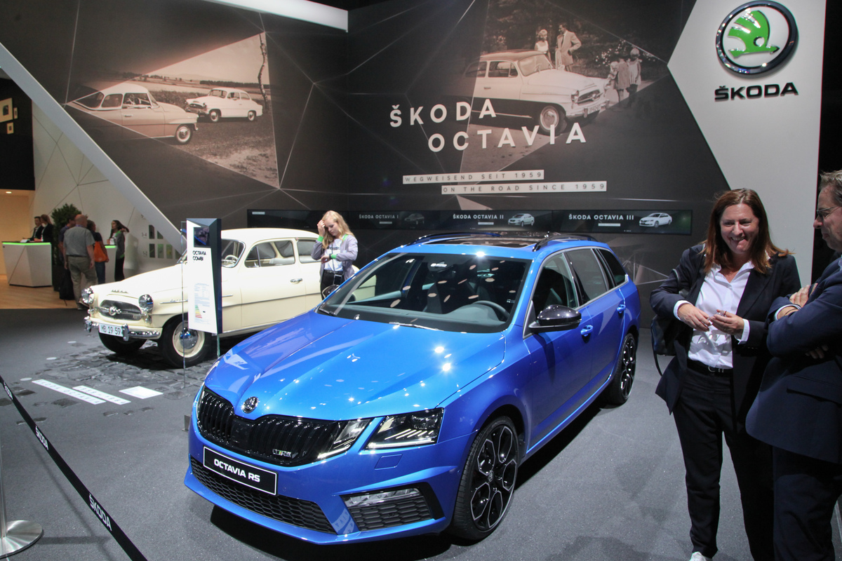 Skoda Octavia RS Kombi (2019) - mit 60-jährigem Vorgänger im Hintergrund - IAA in Frankfurt 2019