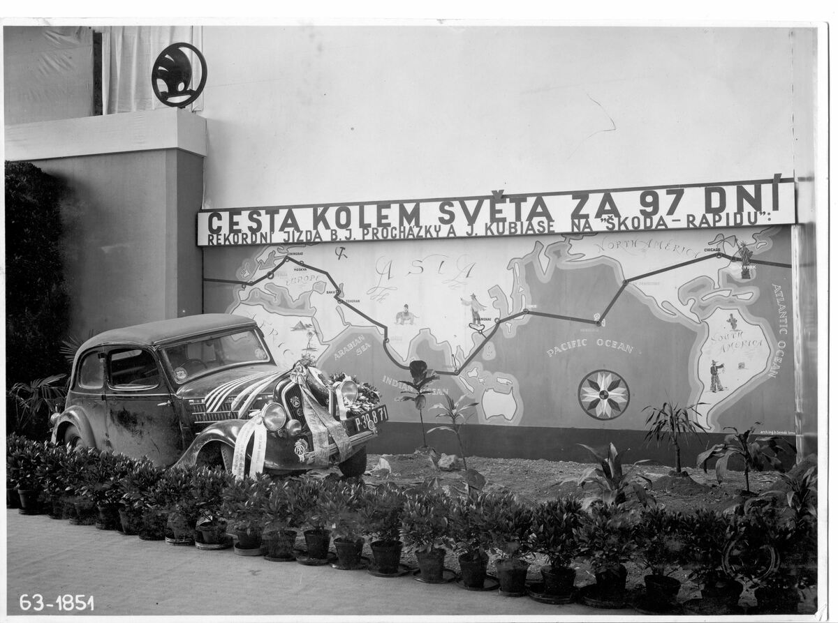 Skoda Rapid (1936) - 1936 trugen anspruchsvolle Fernfahrten zum guten Ruf und zum Markterfolg des Unternehmens bei. Eine davon war die Weltreise von Břetislav Jan Procházka und Jindřich Kubias im praktisch serienmäßigen Halb-Cabriolet Škoda Rapid.