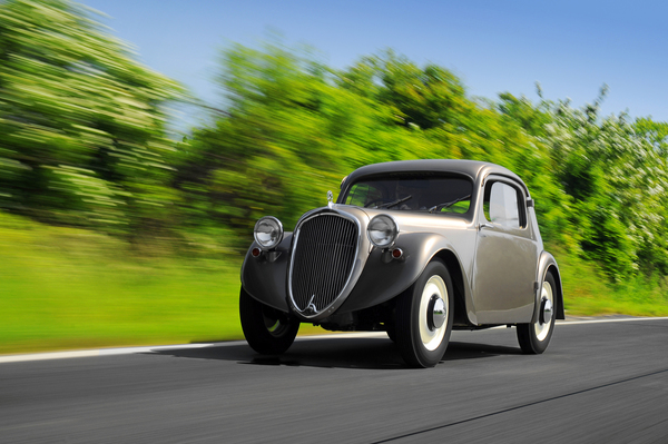 Bild: Skoda Sagitta (1936) - Der braunmetallic-farbene Skoda Sagitta von 1936 mit Schiebefenstern in den Seitentüren gehört heute nach umfassender Rekonstruktion in der Werkstatt des Skoda Museums zur ständigen Ausstellung.