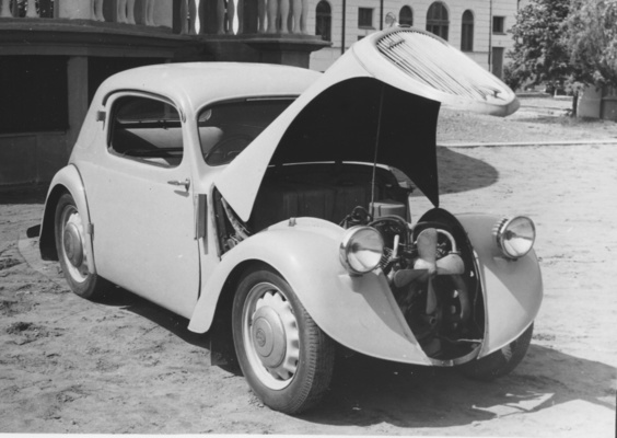 Skoda Sagitta (1936) - Der luftgekühlte, vor der Vorderachse angeordnete Zweizylinder-Viertaktmotor in V-Anordnung und SV-Ventilsteuerung ist eine Eigenkonstruktion von Skoda.