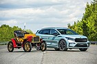 Image: Škoda Voiturette (1905) - with Enyaq from 2020