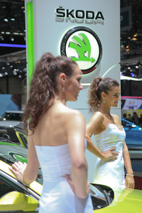 Skoda - charmante Präsentation des Superb - auf dem Genfer Automobilsalon 2015