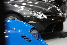 Skultpuren und Farben - Dino 246 GT vor einem Mercedes-Benz McLaren SLR – Rétromobile Paris 2025