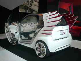 Smart „Forjeremy“ (2011) - Jeremy Scott gilt als Amerikas „habilleur de stars“ (Stareinkleider) und zählt als Kunden u. a. Lady Gaga und Madonna. An seine „geflügelten“ Auftritte erinnert dieser hochluxuriöse Smart