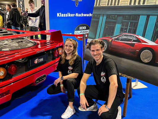 Image: Smila Blaube and Hendrik Schmeer with the picture of the Ferrari F40 in the making