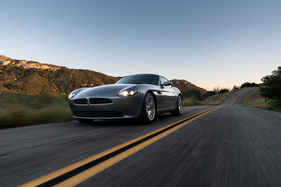 Smit Oletha S 54 (2023) – Ähnlichkeit mit dem BMW Z8. Die Nieren sind jedoch kleiner und frei von Scheinwerfern