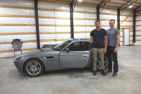 Smit Oletha S 54 (2023) – Die Schöpfer Willem (links) und Kaess Smit (rechts) neben ihrem Werk